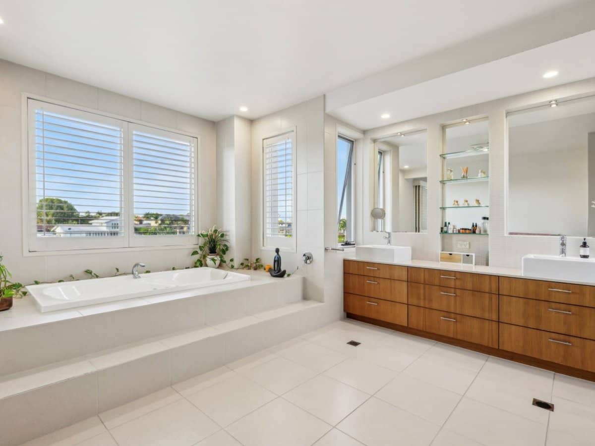 8 Braemer Court, BENOWA WATERS - Thumbnail 18
