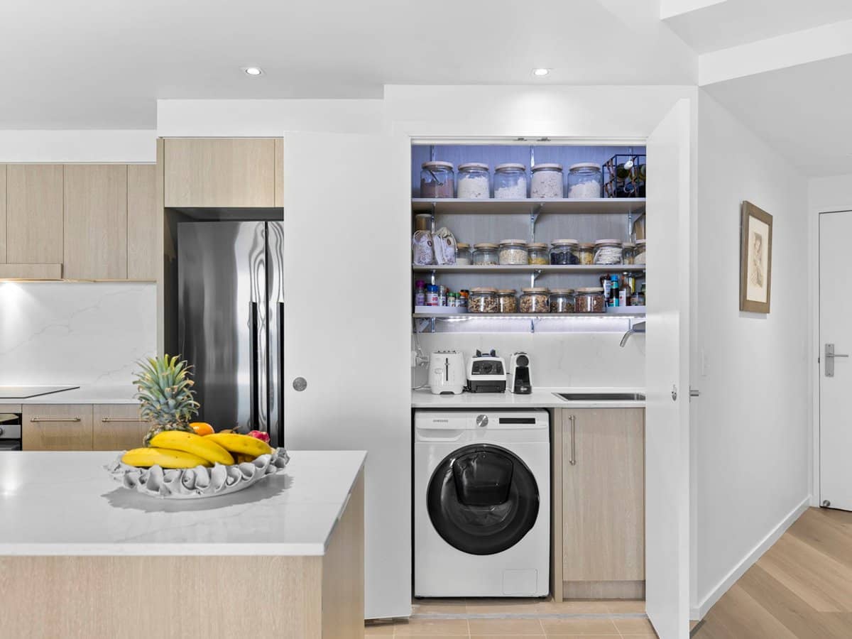 22 Surf Parade, BROADBEACH - Thumbnail 4