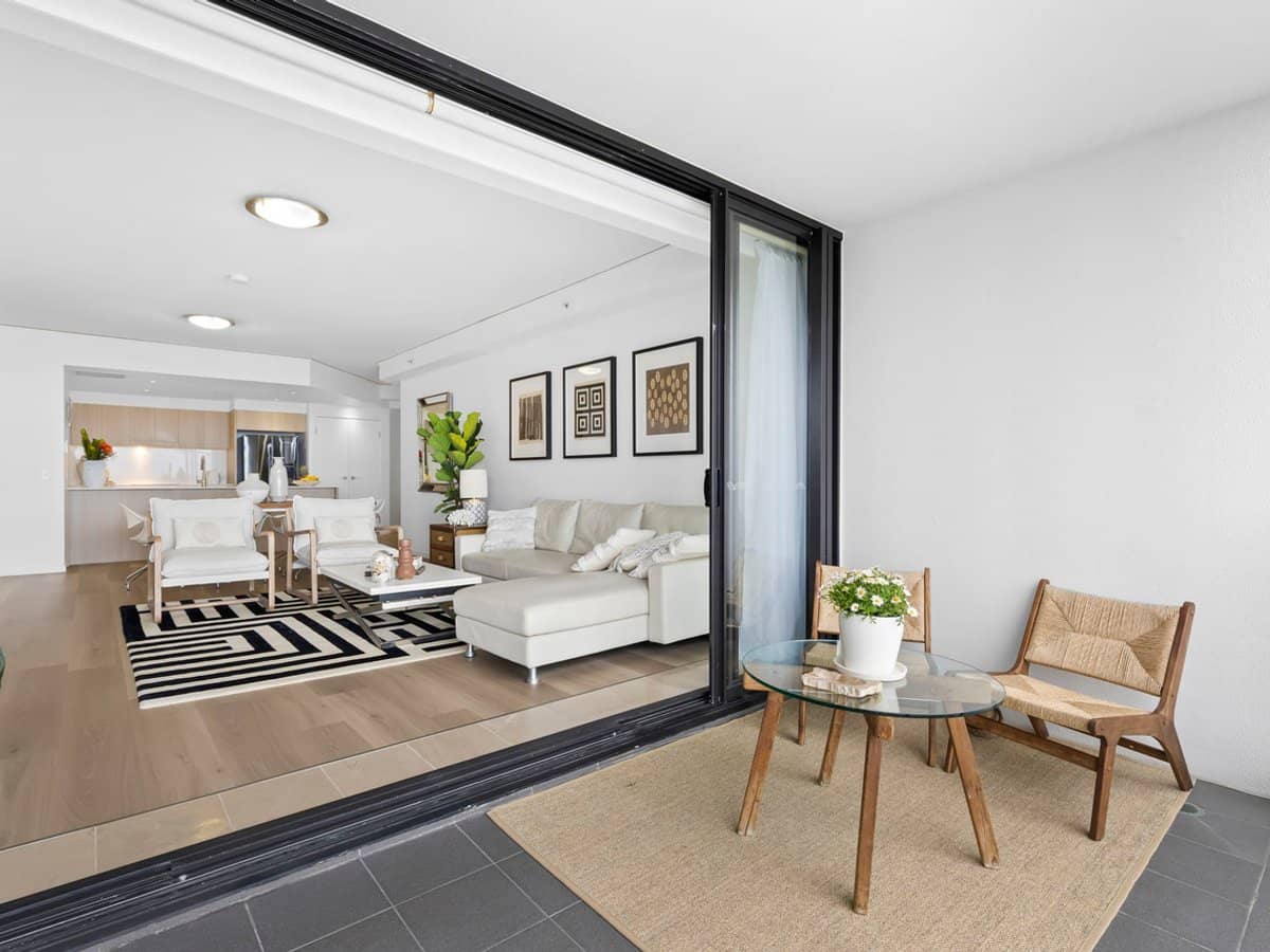 22 Surf Parade, BROADBEACH - Thumbnail 8