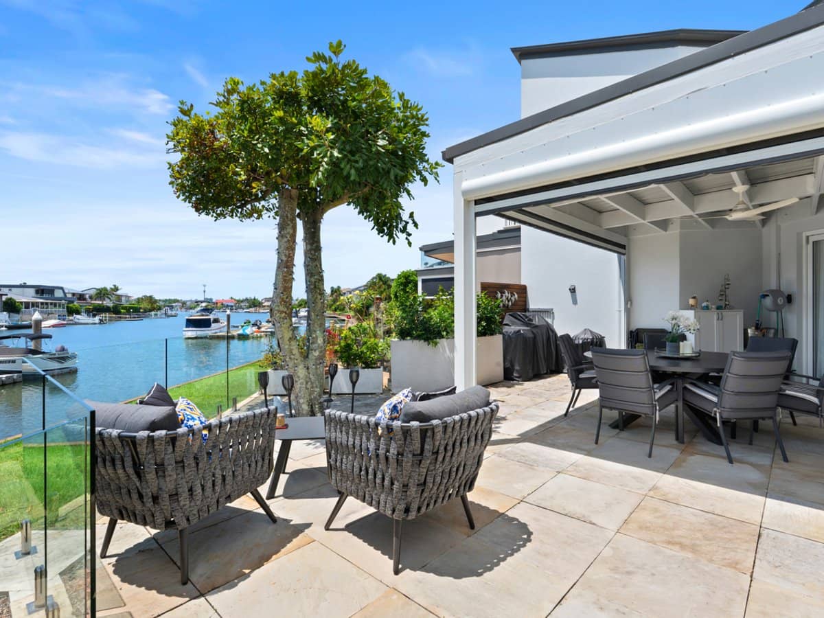 100 Morala Avenue, RUNAWAY BAY - Thumbnail 1