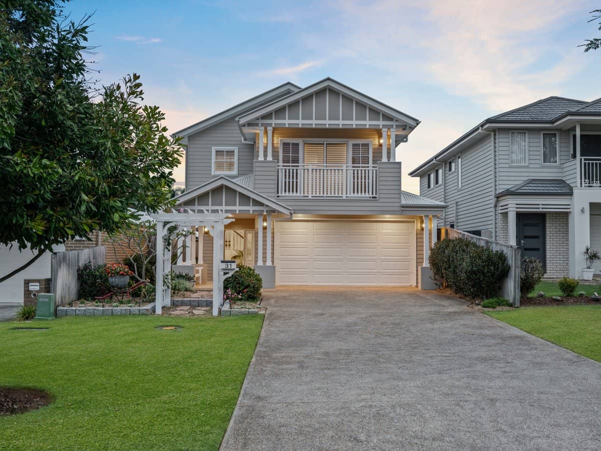 31 Coburg Street East, CLEVELAND - Thumbnail 1