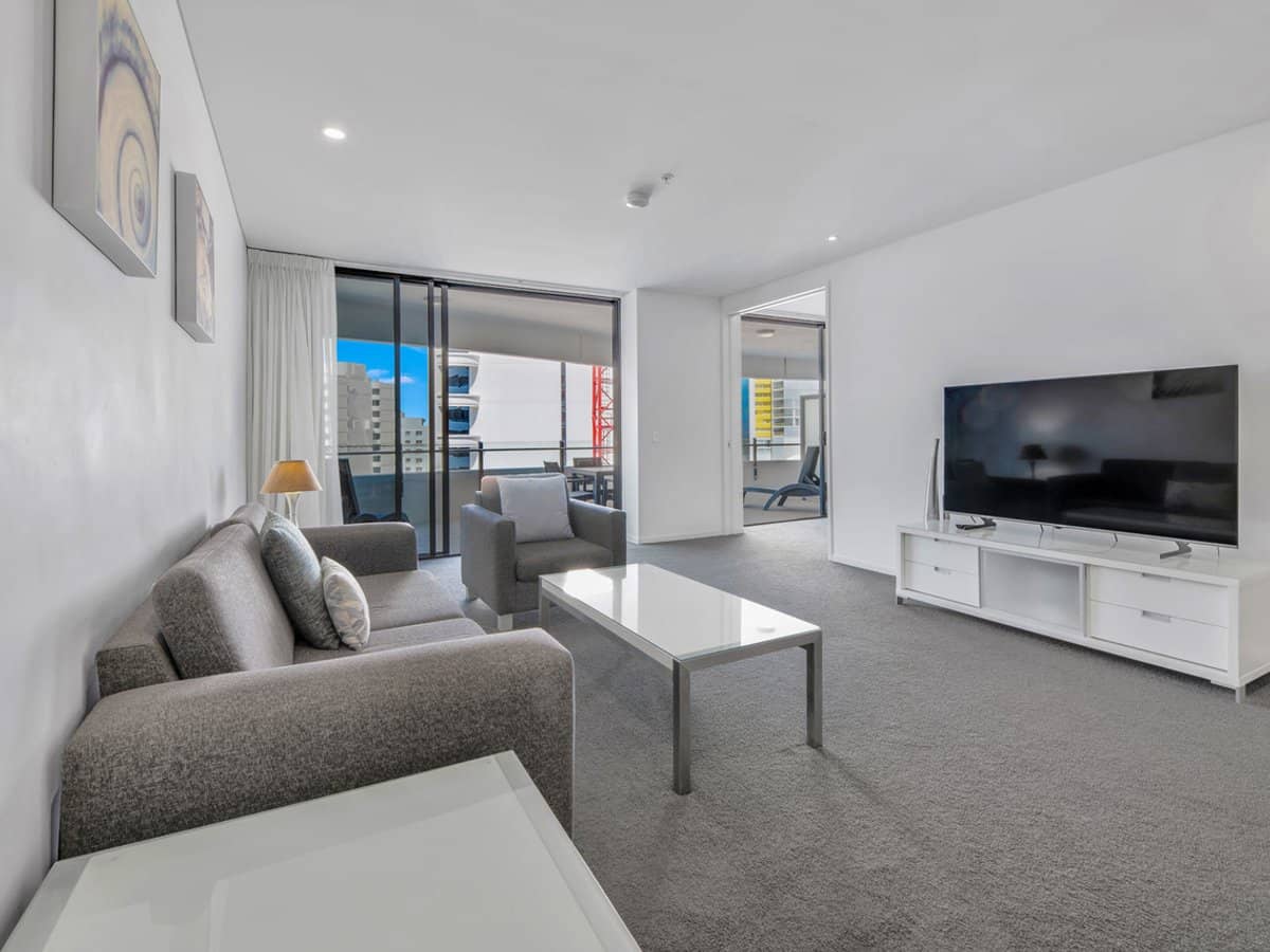 89 Surf Parade, BROADBEACH - Thumbnail 2