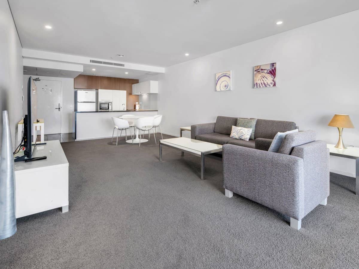 89 Surf Parade, BROADBEACH - Thumbnail 3