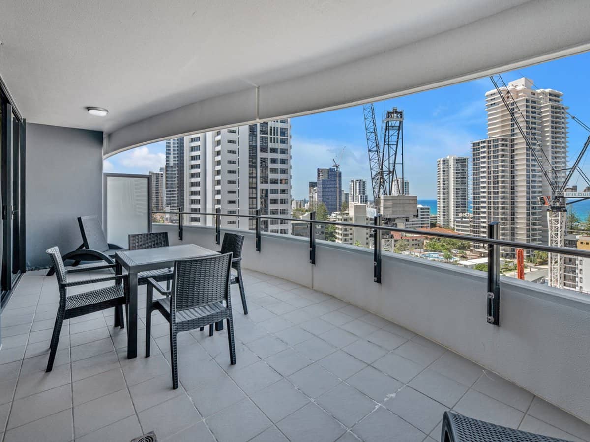 89 Surf Parade, BROADBEACH - Thumbnail 5