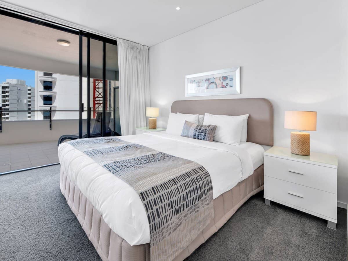 89 Surf Parade, BROADBEACH - Thumbnail 8