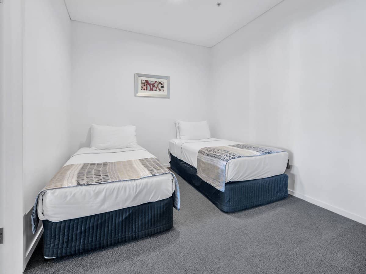 89 Surf Parade, BROADBEACH - Thumbnail 10