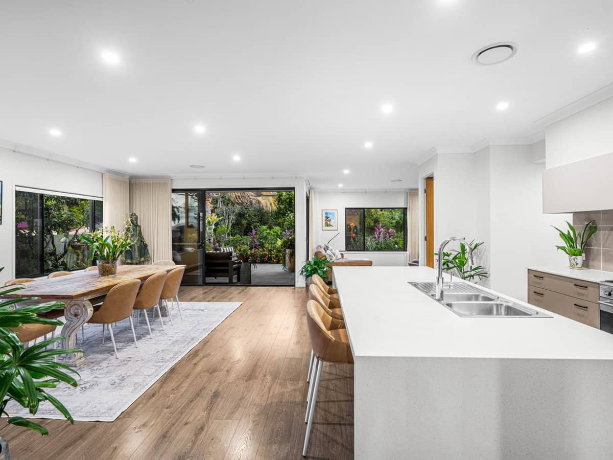 24 Alkoomie Street, WYNNUM - Thumbnail 2