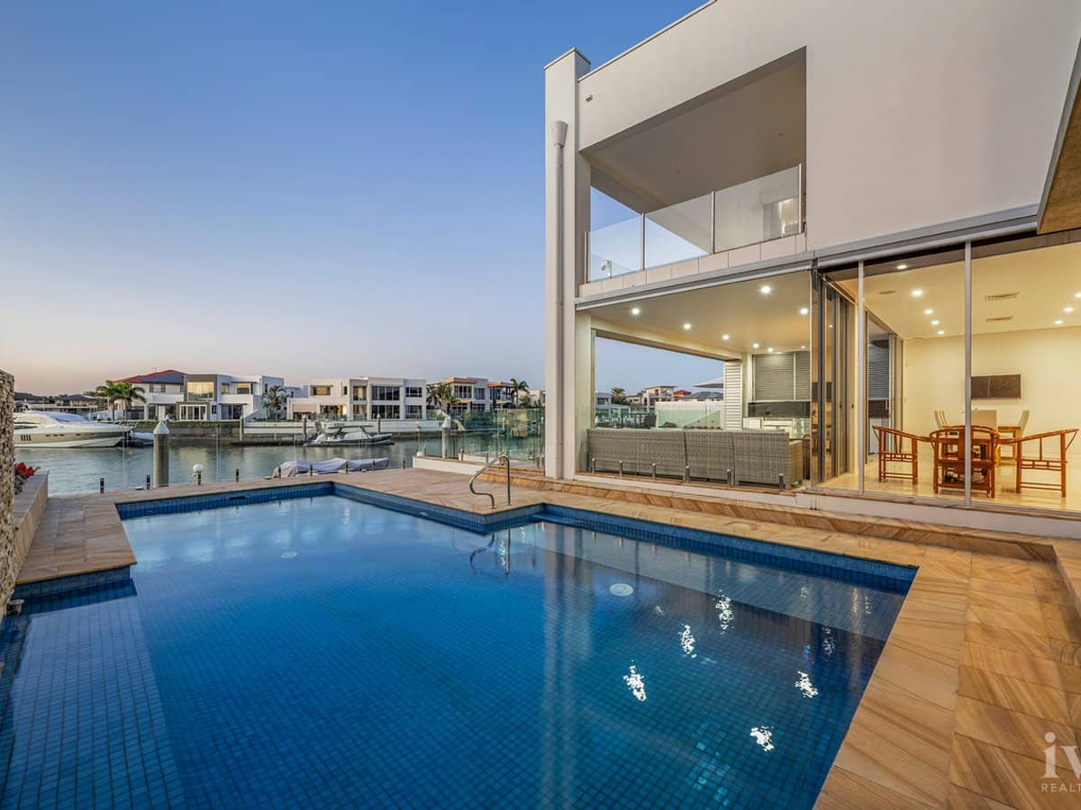 8 King Charles Drive, Sovereign Islands - Thumbnail 1