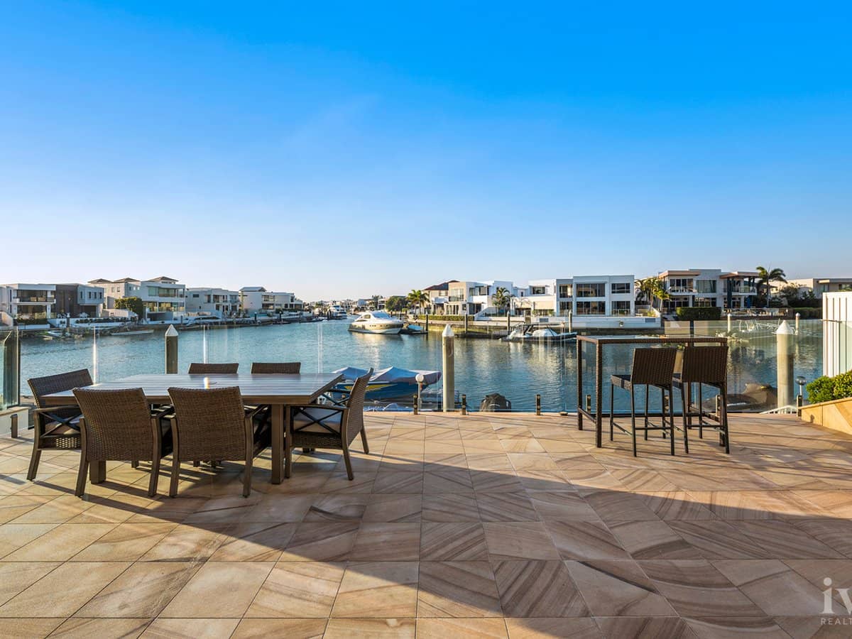 8 King Charles Drive, Sovereign Islands - Thumbnail 2