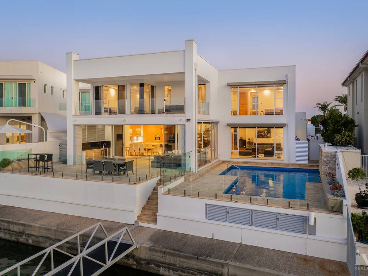 8 King Charles Drive, Sovereign Islands - Thumbnail 3