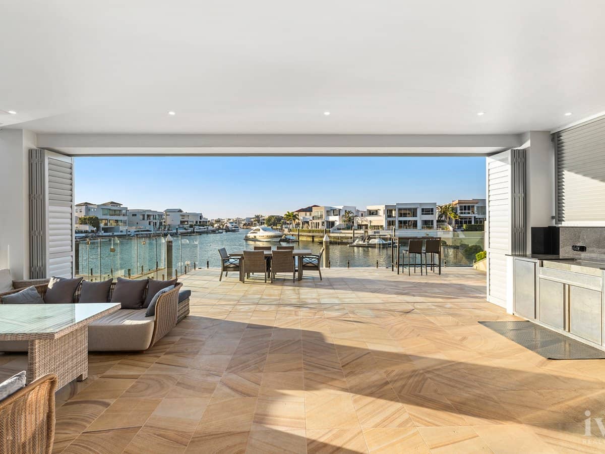 8 King Charles Drive, Sovereign Islands - Thumbnail 4