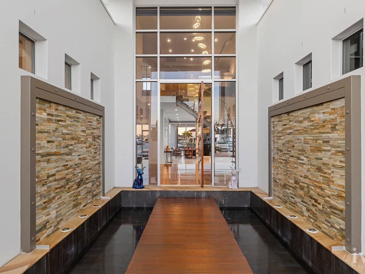 8 King Charles Drive, Sovereign Islands - Thumbnail 5