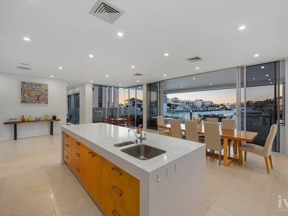 8 King Charles Drive, Sovereign Islands - Thumbnail 8