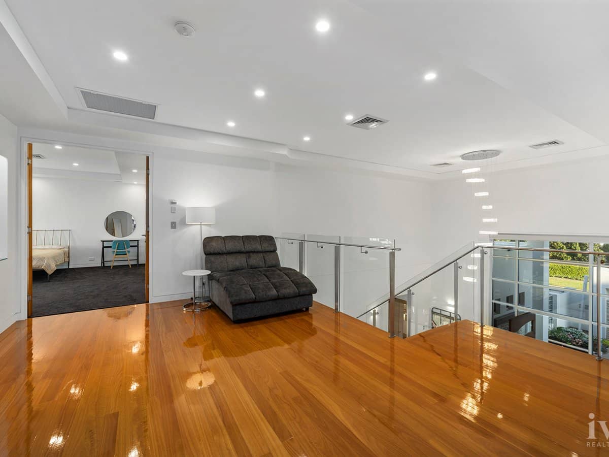 8 King Charles Drive, Sovereign Islands - Thumbnail 13