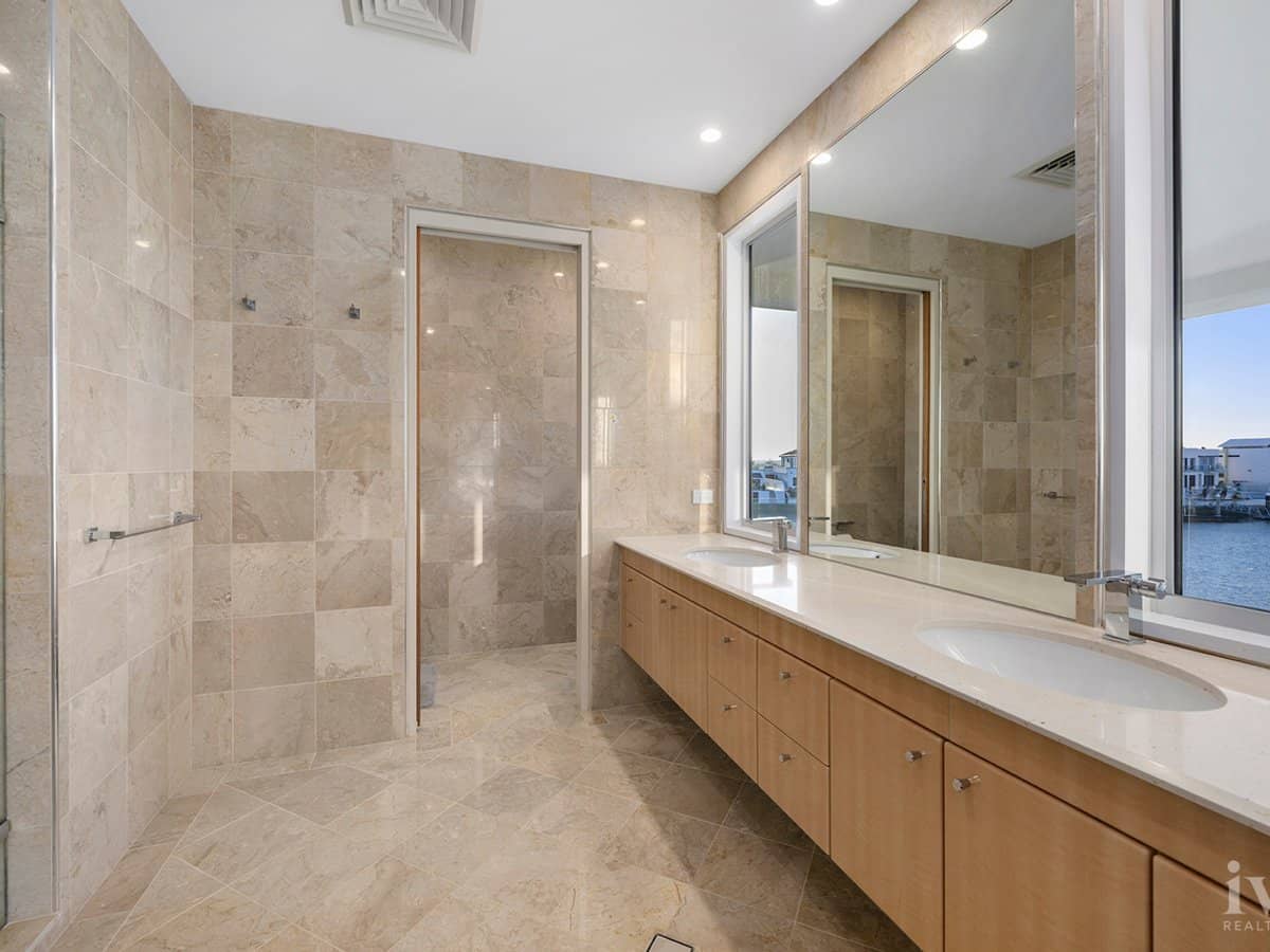 8 King Charles Drive, Sovereign Islands - Thumbnail 15