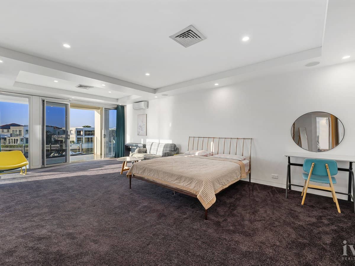 8 King Charles Drive, Sovereign Islands - Thumbnail 16