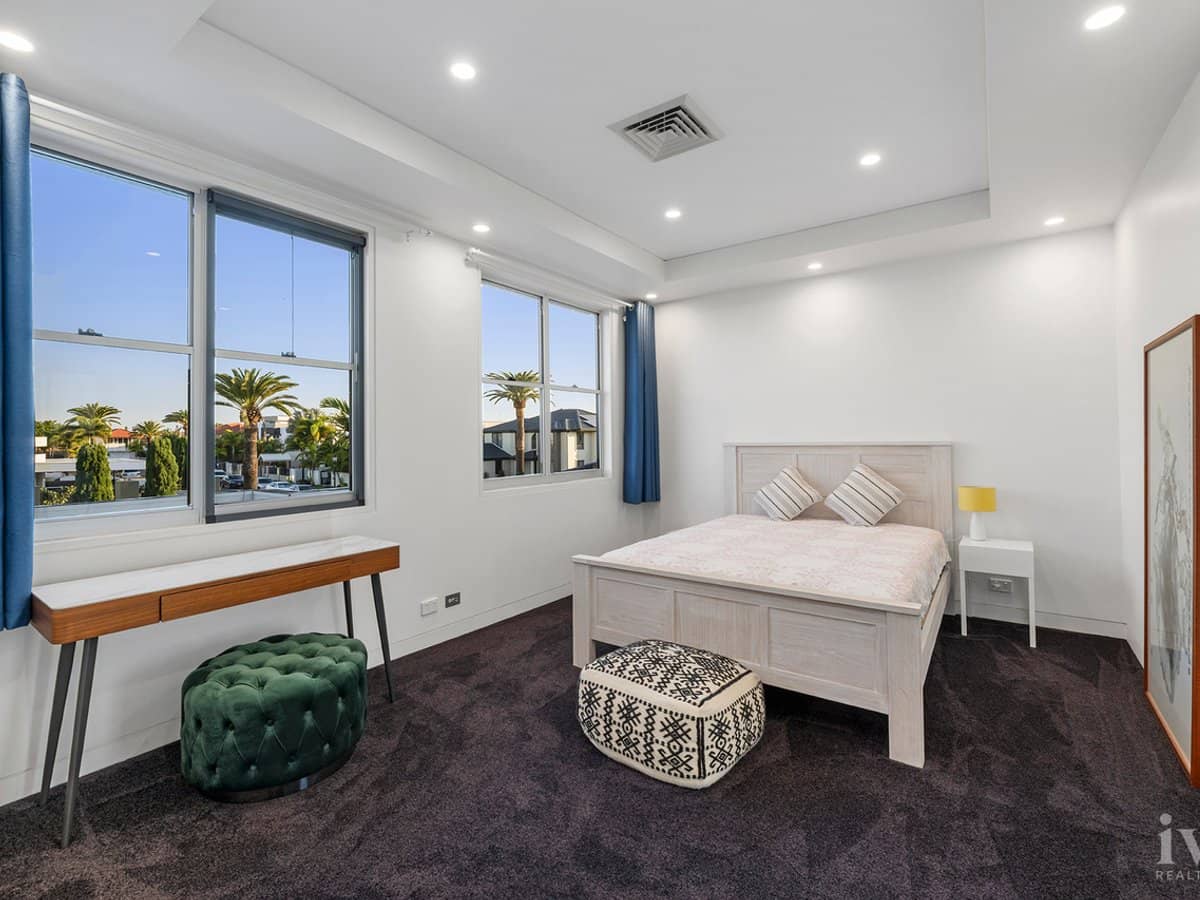 8 King Charles Drive, Sovereign Islands - Thumbnail 18