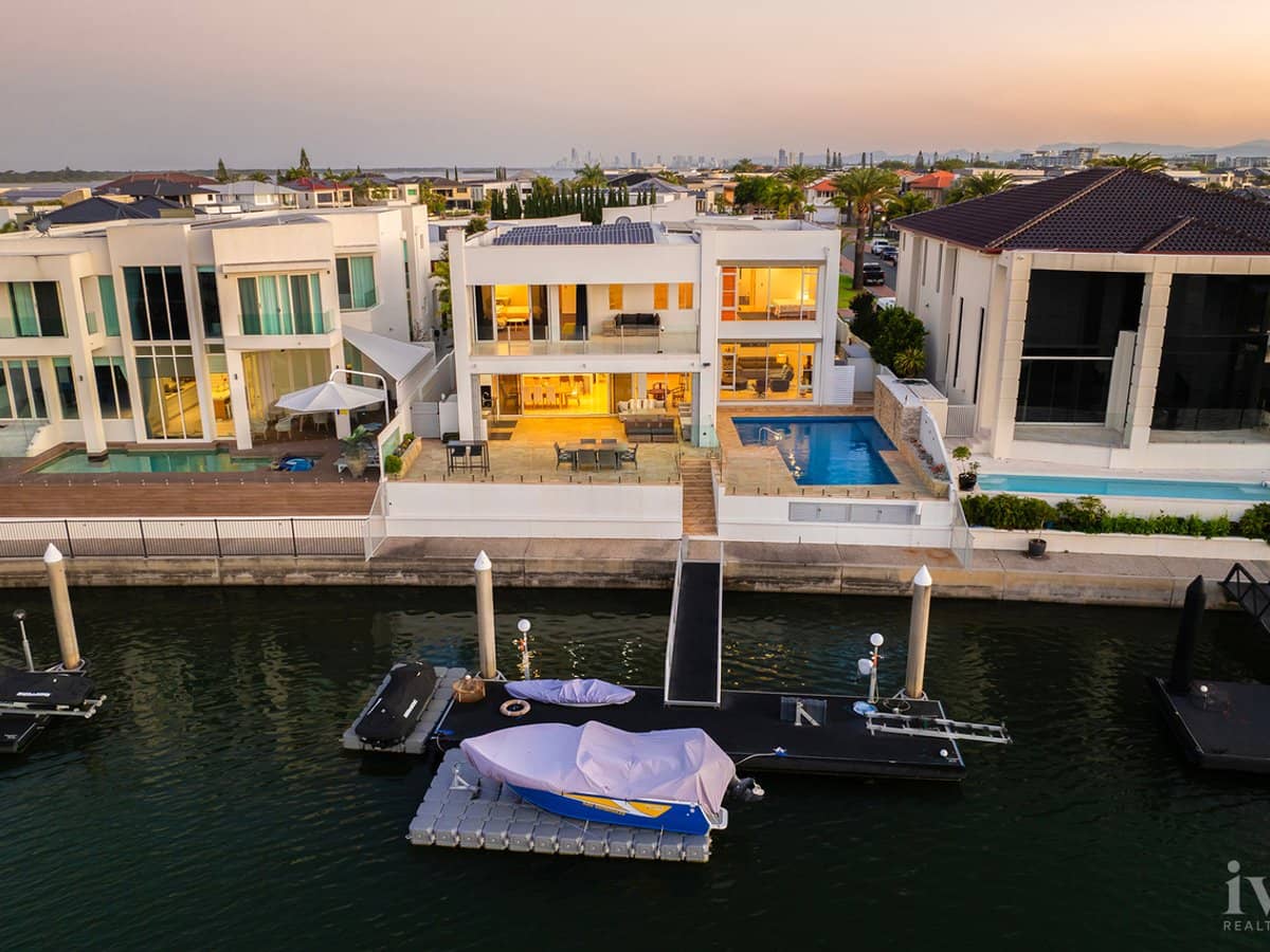 8 King Charles Drive, Sovereign Islands - Thumbnail 19