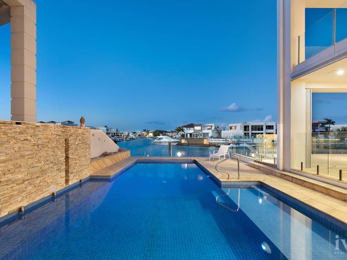 8 King Charles Drive, Sovereign Islands - Thumbnail 1