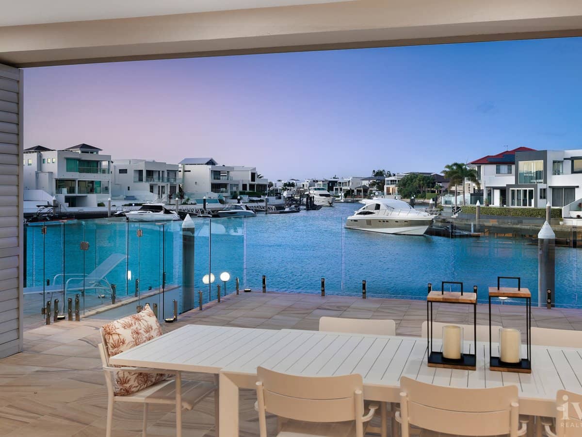 8 King Charles Drive, Sovereign Islands - Thumbnail 2