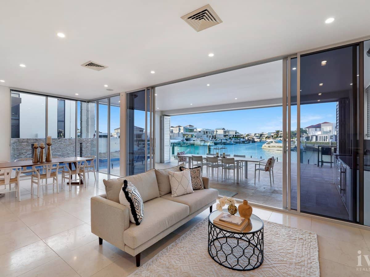 8 King Charles Drive, Sovereign Islands - Thumbnail 3