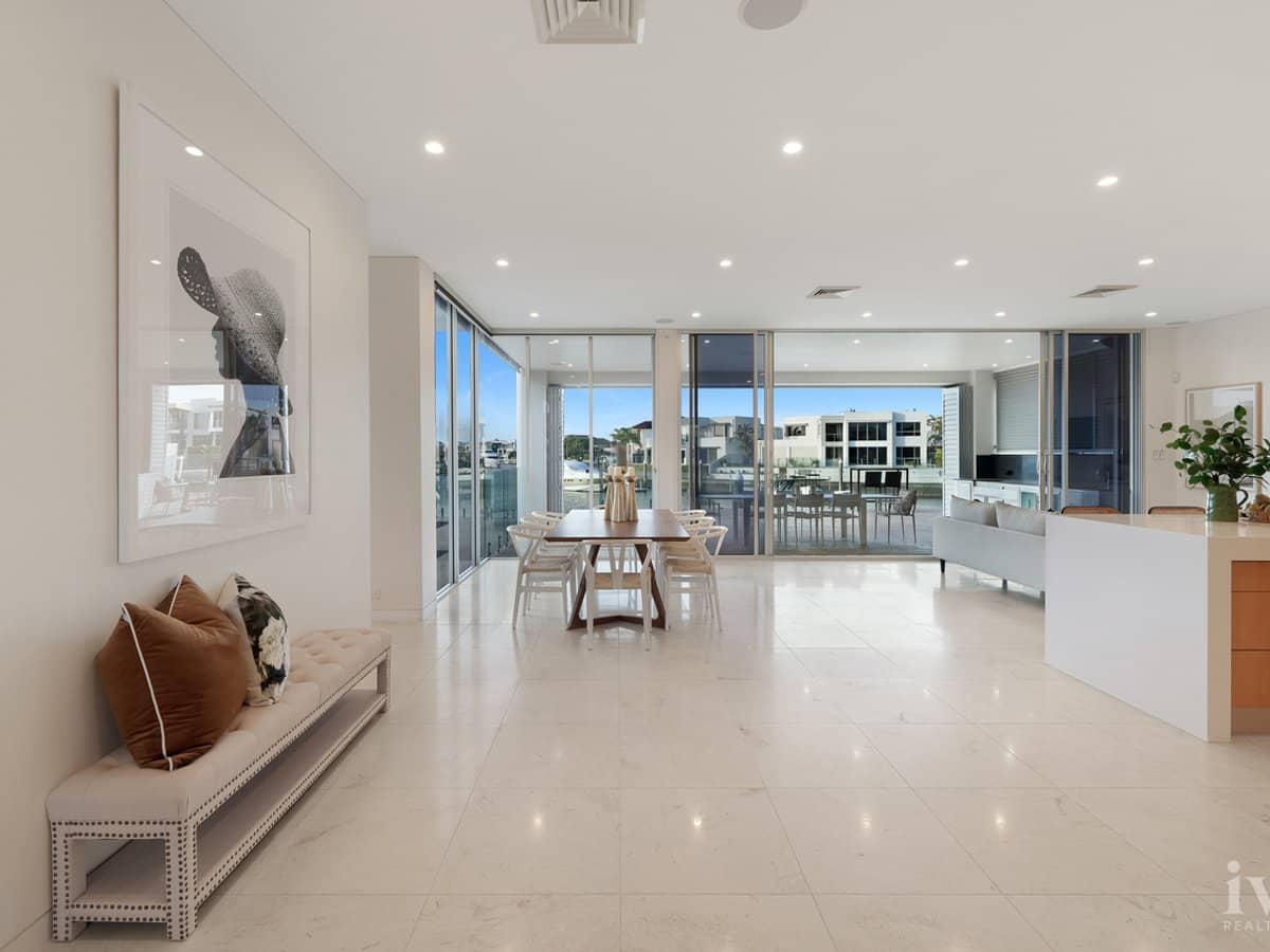 8 King Charles Drive, Sovereign Islands - Thumbnail 4