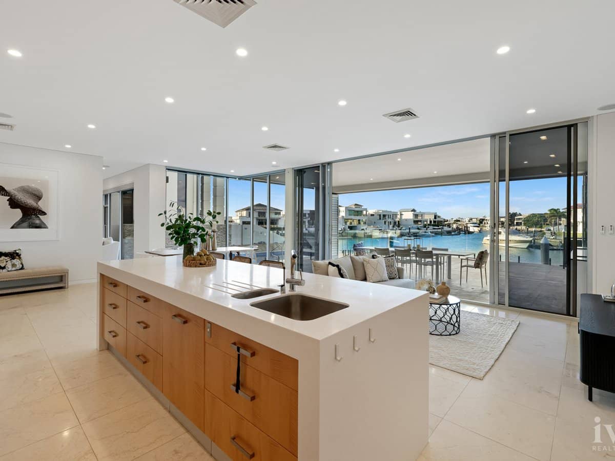 8 King Charles Drive, Sovereign Islands - Thumbnail 6