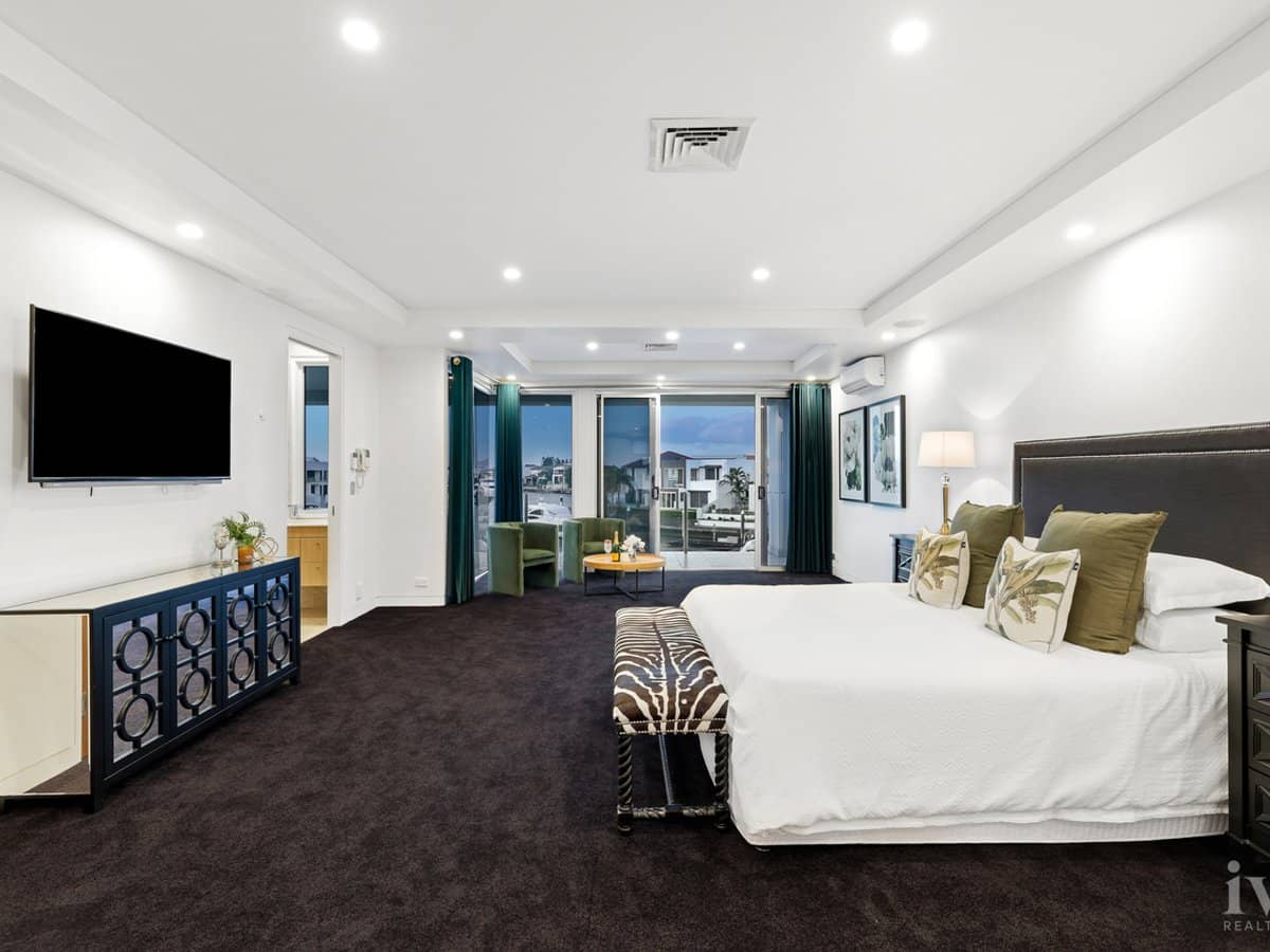 8 King Charles Drive, Sovereign Islands - Thumbnail 17