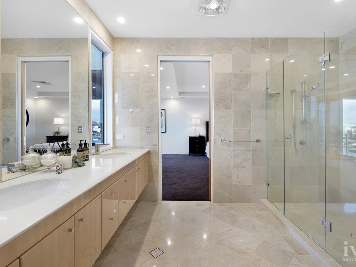 8 King Charles Drive, Sovereign Islands - Thumbnail 20