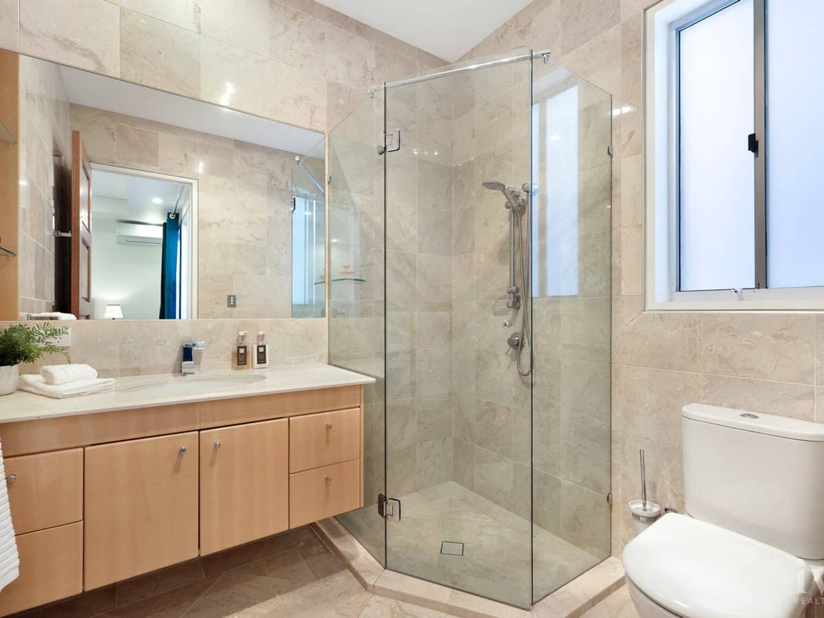 8 King Charles Drive, Sovereign Islands - Thumbnail 24