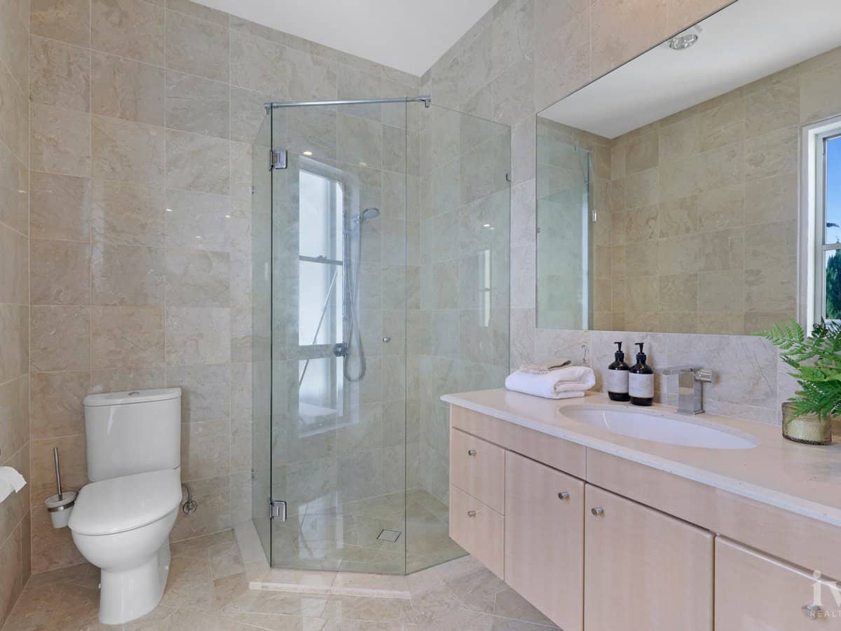 8 King Charles Drive, Sovereign Islands - Thumbnail 26