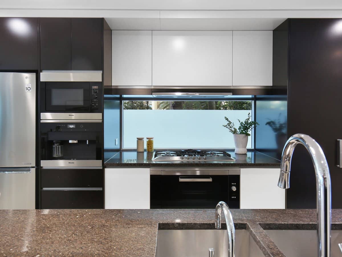 106 The Esplanade, Burleigh Heads - Thumbnail 3