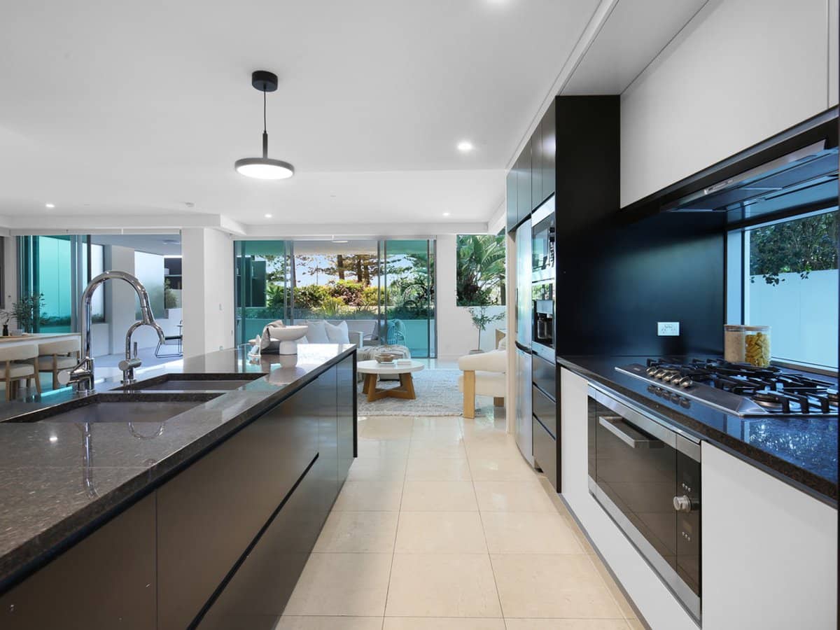 106 The Esplanade, Burleigh Heads - Thumbnail 4