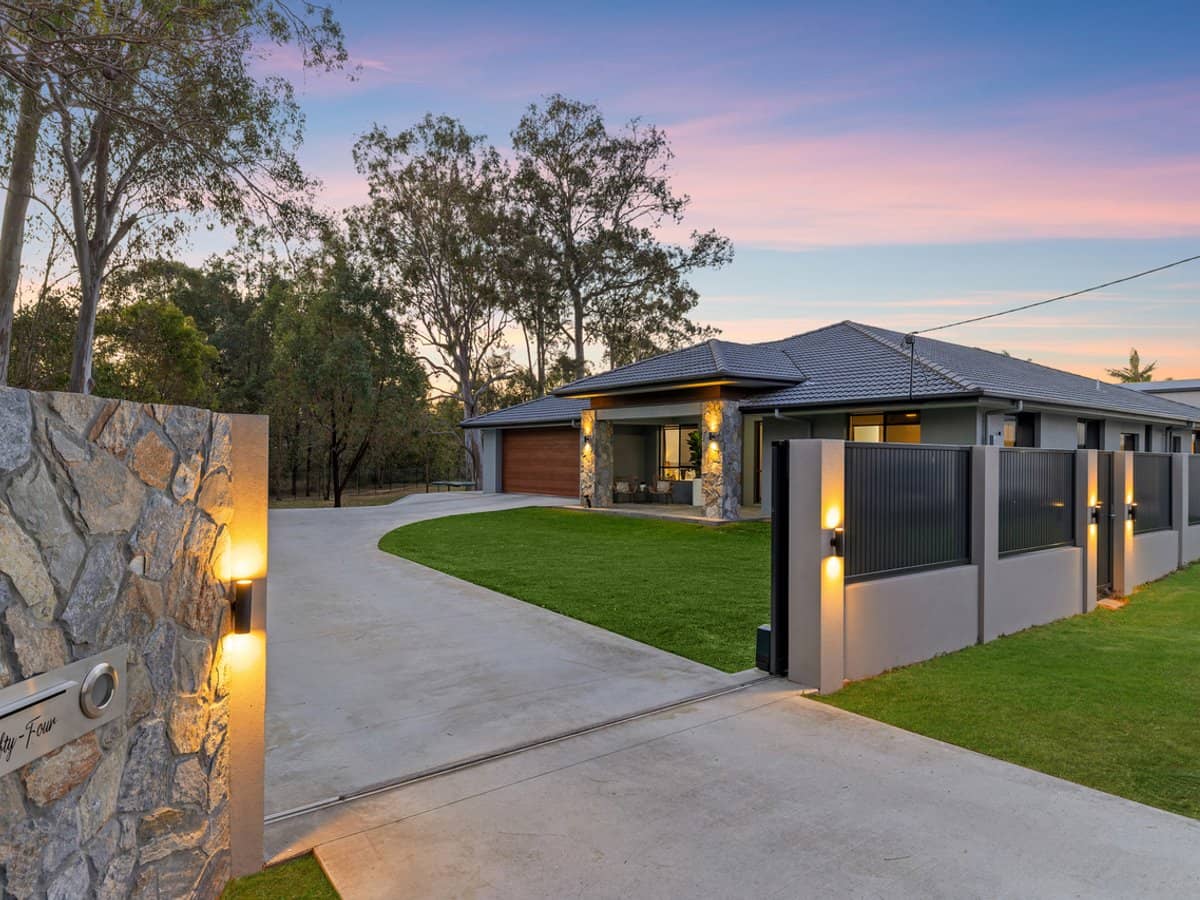 54 Cranleigh Street, WYNNUM WEST - Thumbnail 1