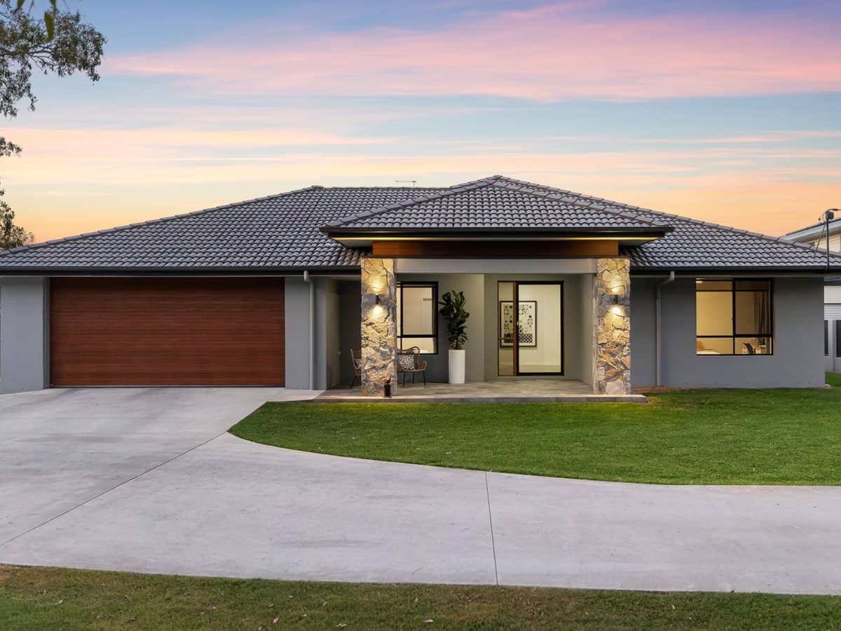 54 Cranleigh Street, WYNNUM WEST - Thumbnail 2