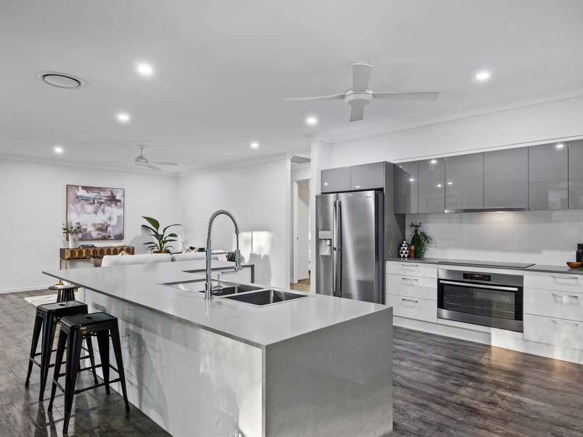 54 Cranleigh Street, WYNNUM WEST - Thumbnail 4