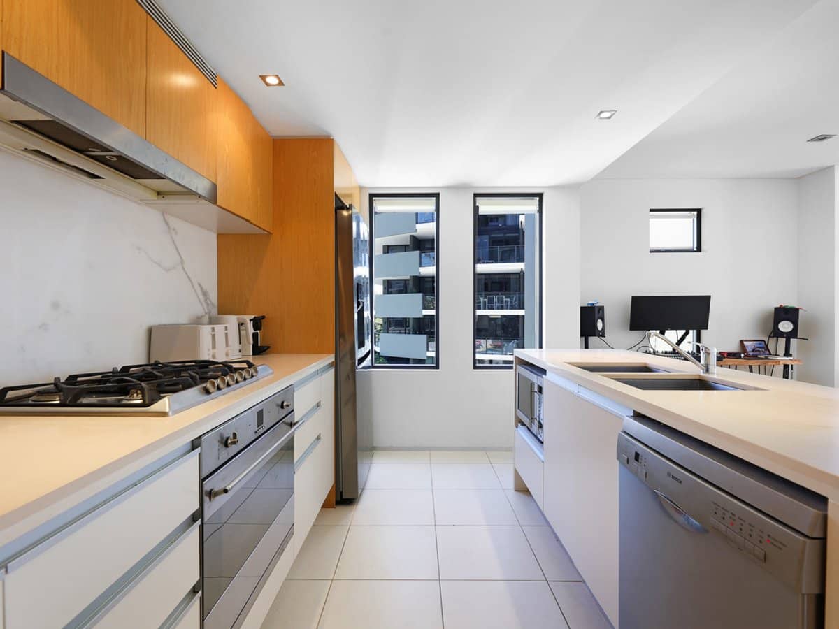 2-14 The Esplanade, Burleigh Heads - Thumbnail 2