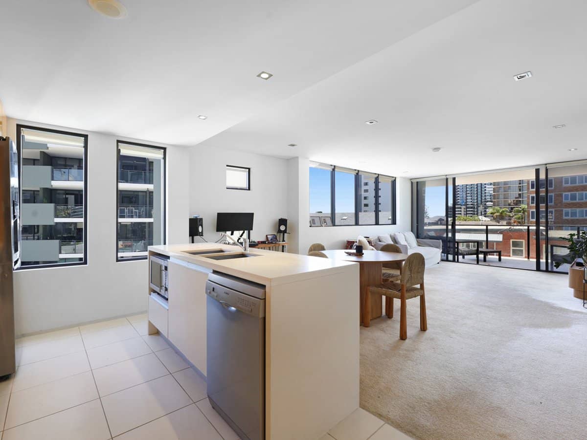 2-14 The Esplanade, Burleigh Heads - Thumbnail 3