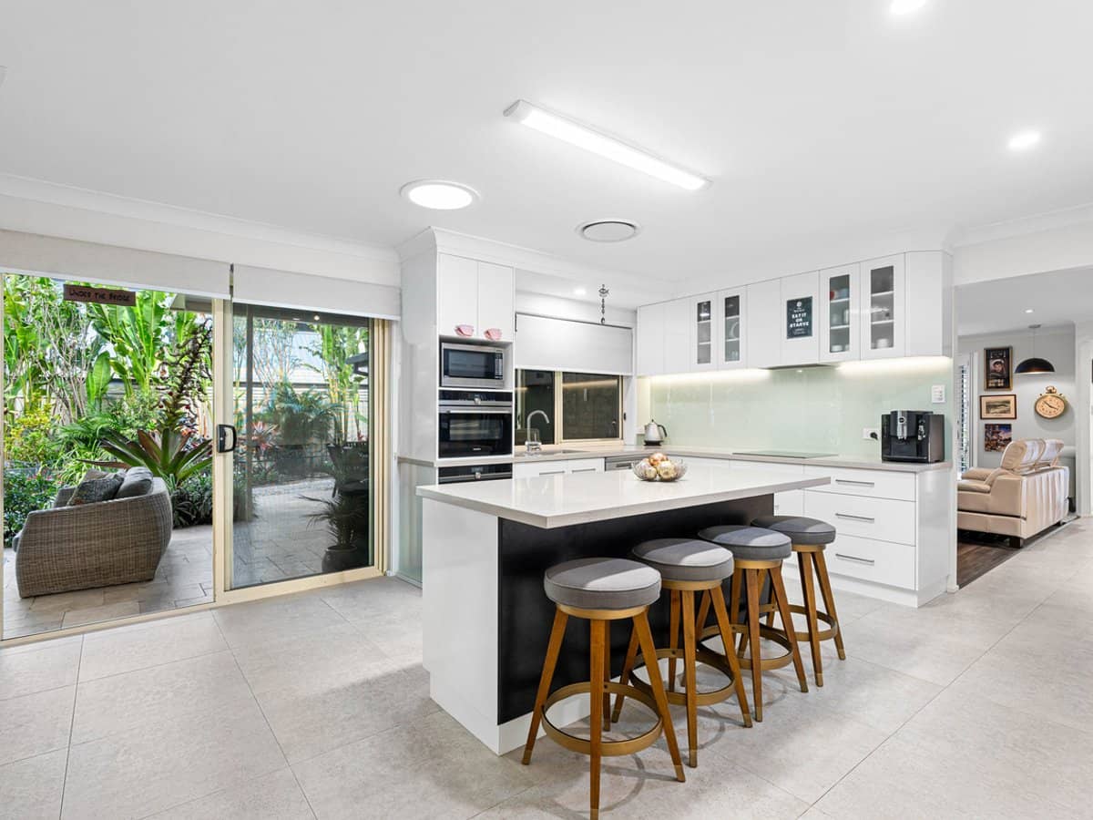 39 Olivia Drive, CARINA HEIGHTS - Thumbnail 3