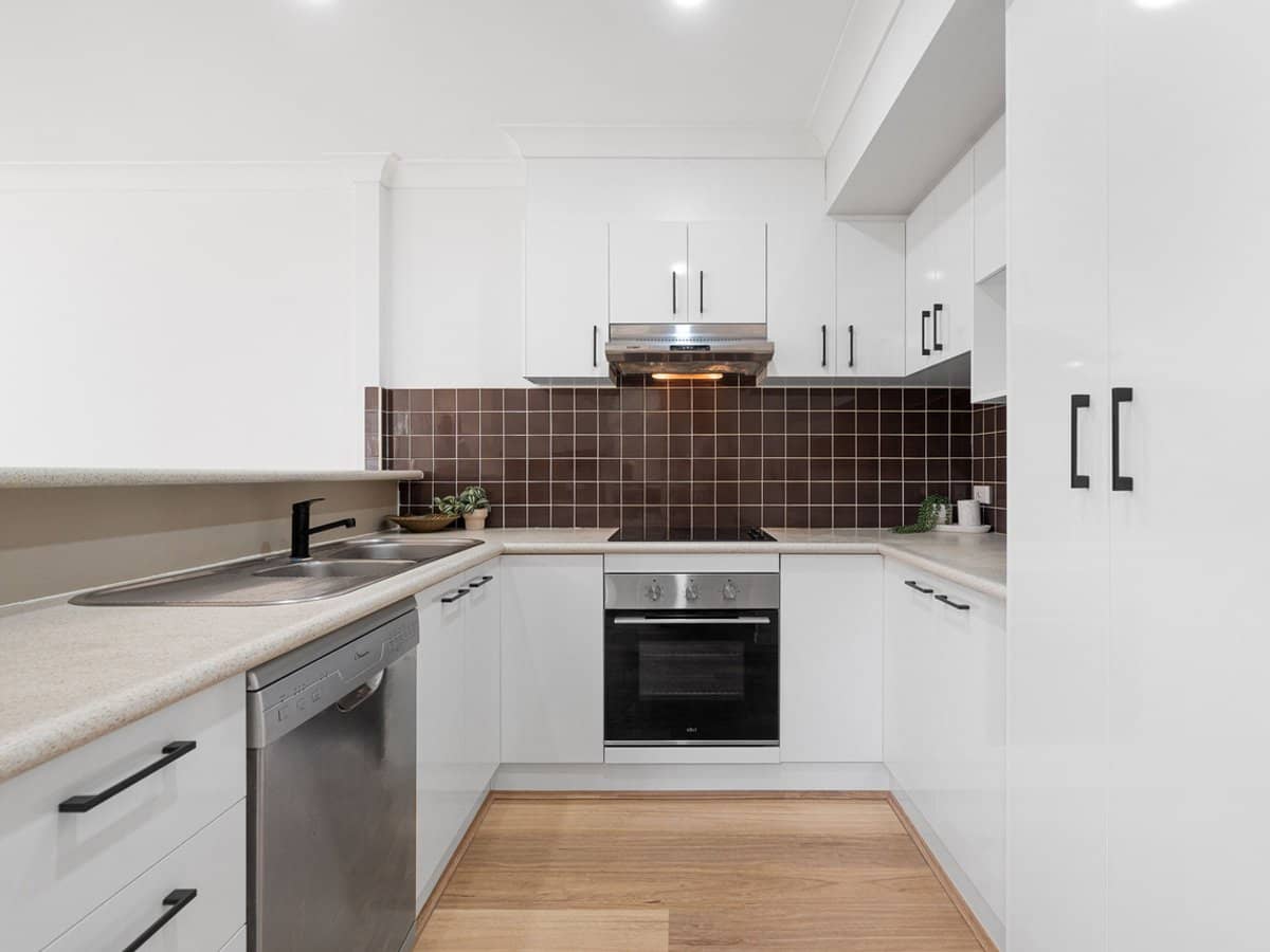 83 Dibar Street, WYNNUM - Thumbnail 2