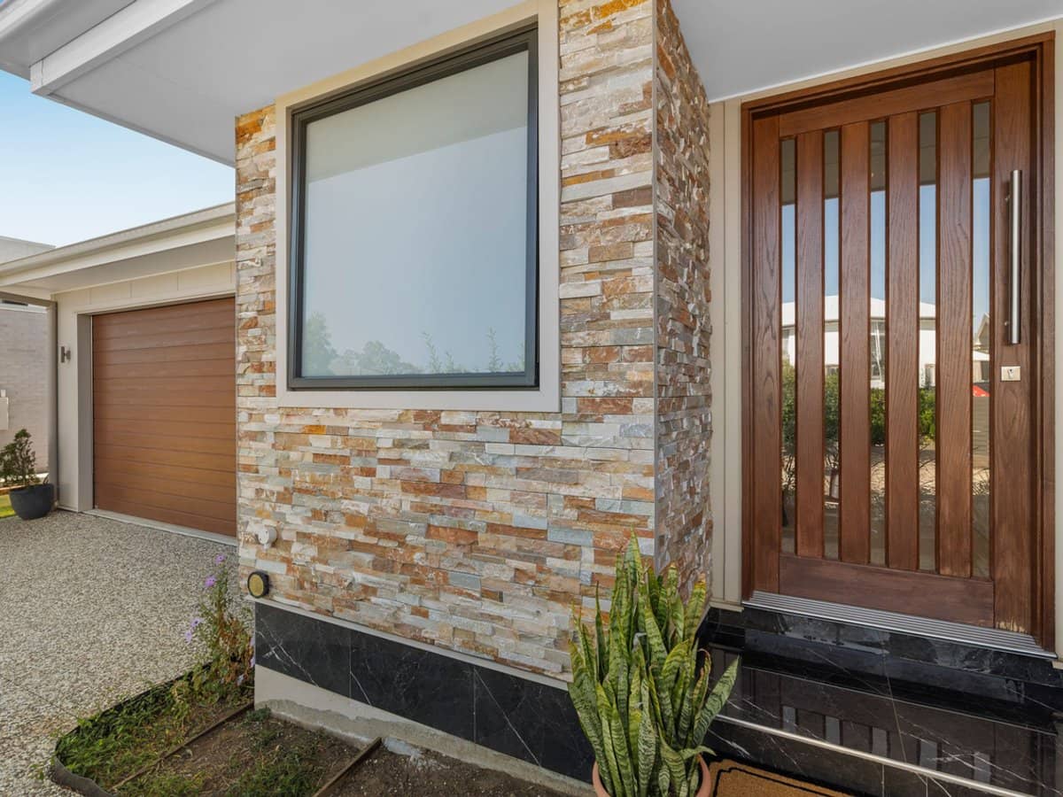 19 Waterhousia Crescent, BIRKDALE - Thumbnail 2