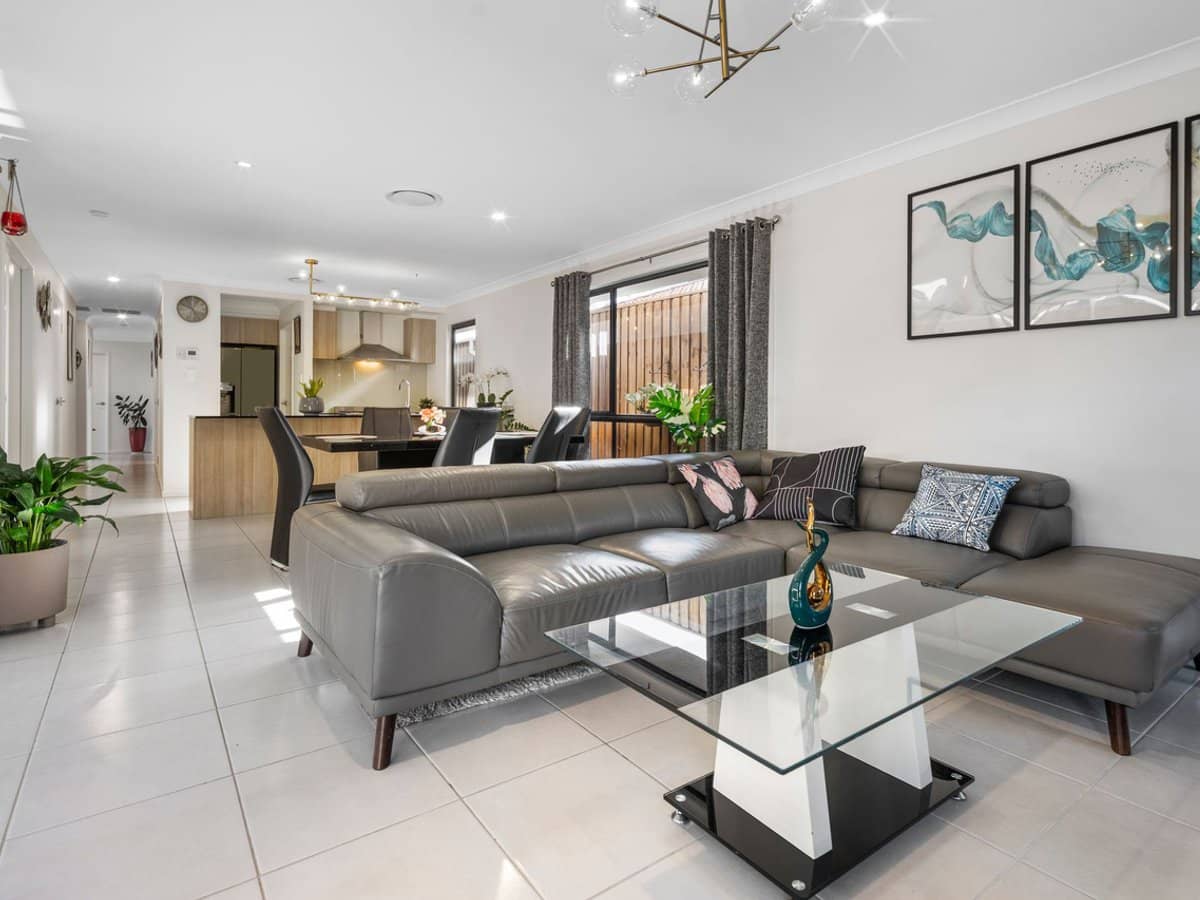 19 Waterhousia Crescent, BIRKDALE - Thumbnail 3