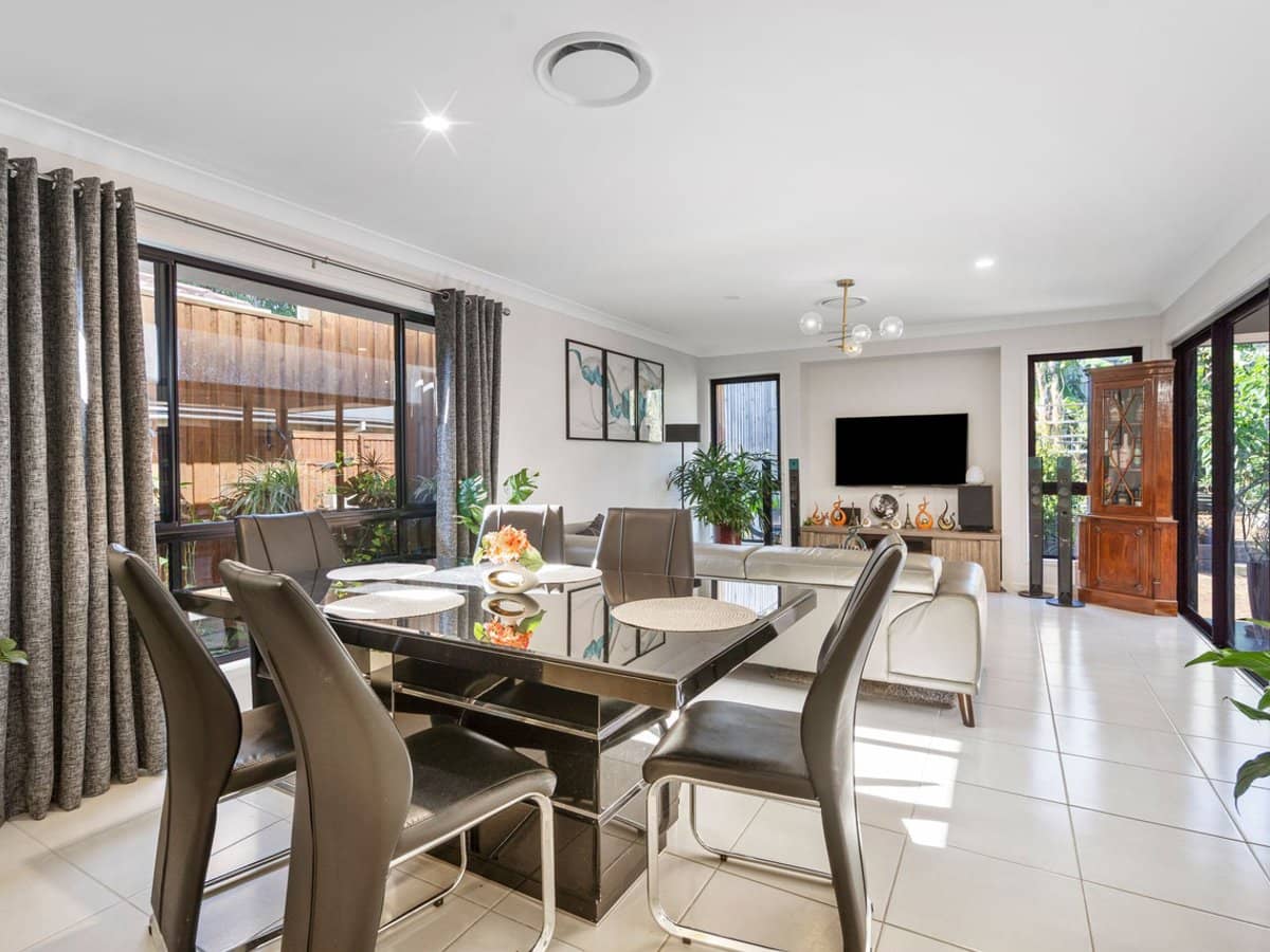 19 Waterhousia Crescent, BIRKDALE - Thumbnail 4