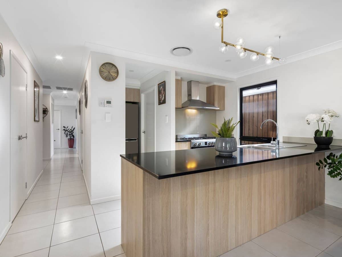 19 Waterhousia Crescent, BIRKDALE - Thumbnail 5