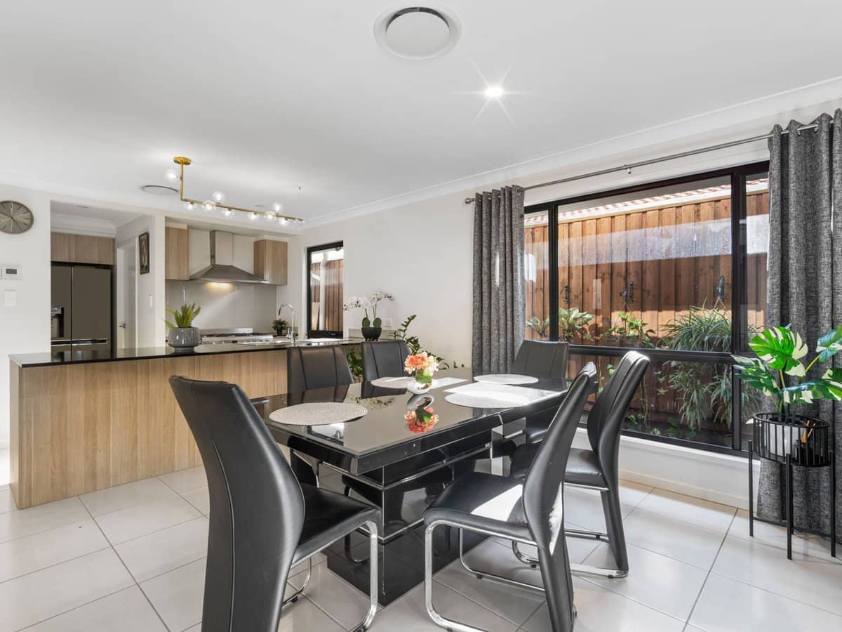 19 Waterhousia Crescent, BIRKDALE - Thumbnail 8