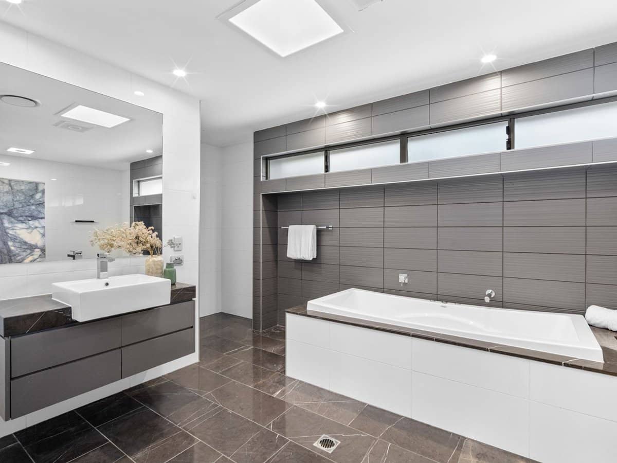 28 Staveley Close, SINNAMON PARK - Thumbnail 14