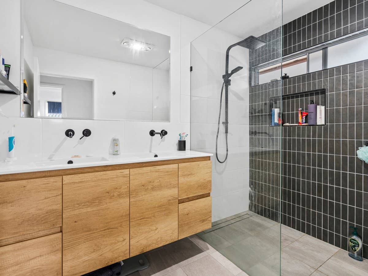 26 Rosedene Street, MANLY WEST - Thumbnail 8