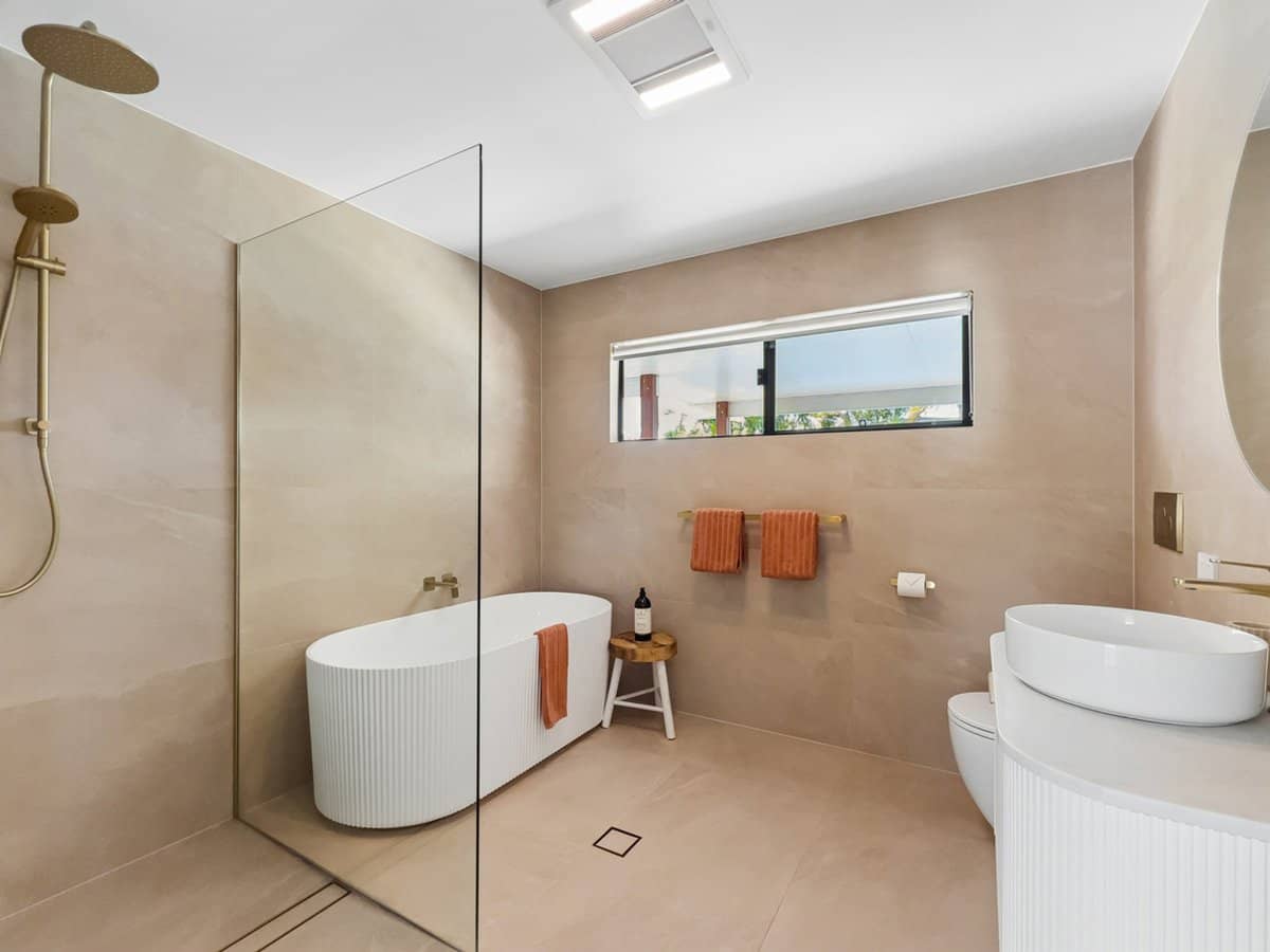 17 Rodlan Parade, LABRADOR - Thumbnail 23