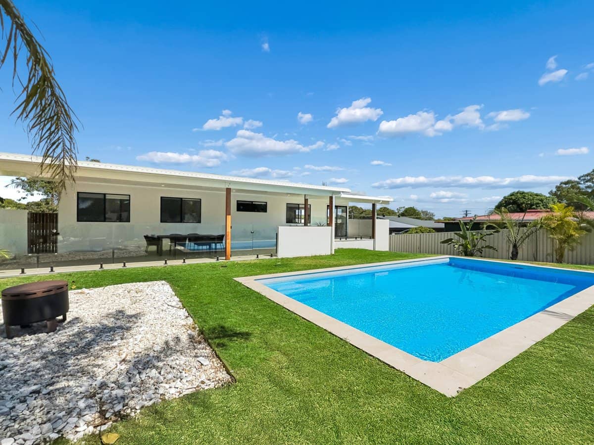 17 Rodlan Parade, LABRADOR - Thumbnail 1