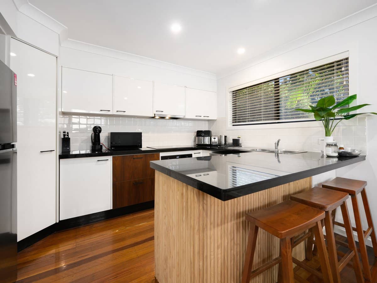 10 Joseph Street, RUNAWAY BAY - Thumbnail 4